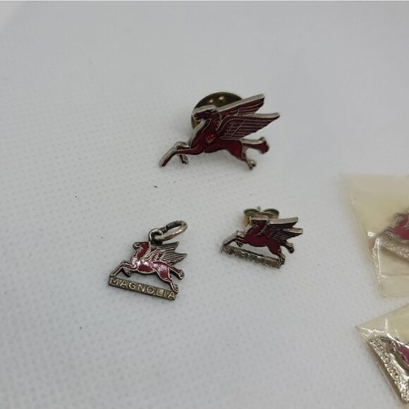 VINTAGE Mobil Oil Magnolia Red Lacquer Flying Pegasus Lot - Picture 2 of 8
